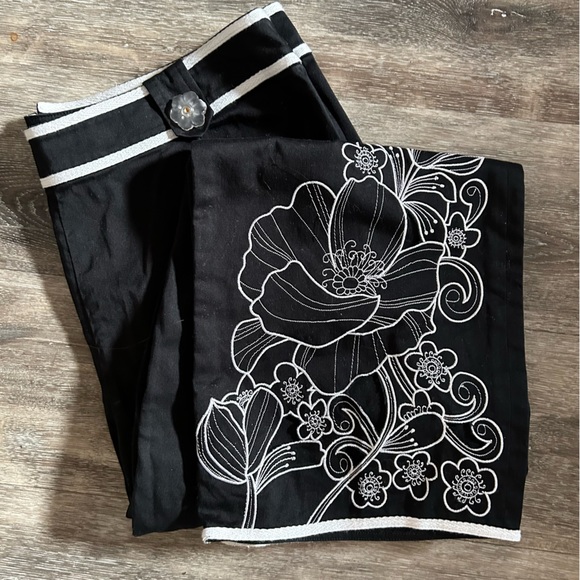 Sharon Young Black and White Floral Embroidered Capri Pants sz 6 - Picture 4 of 9